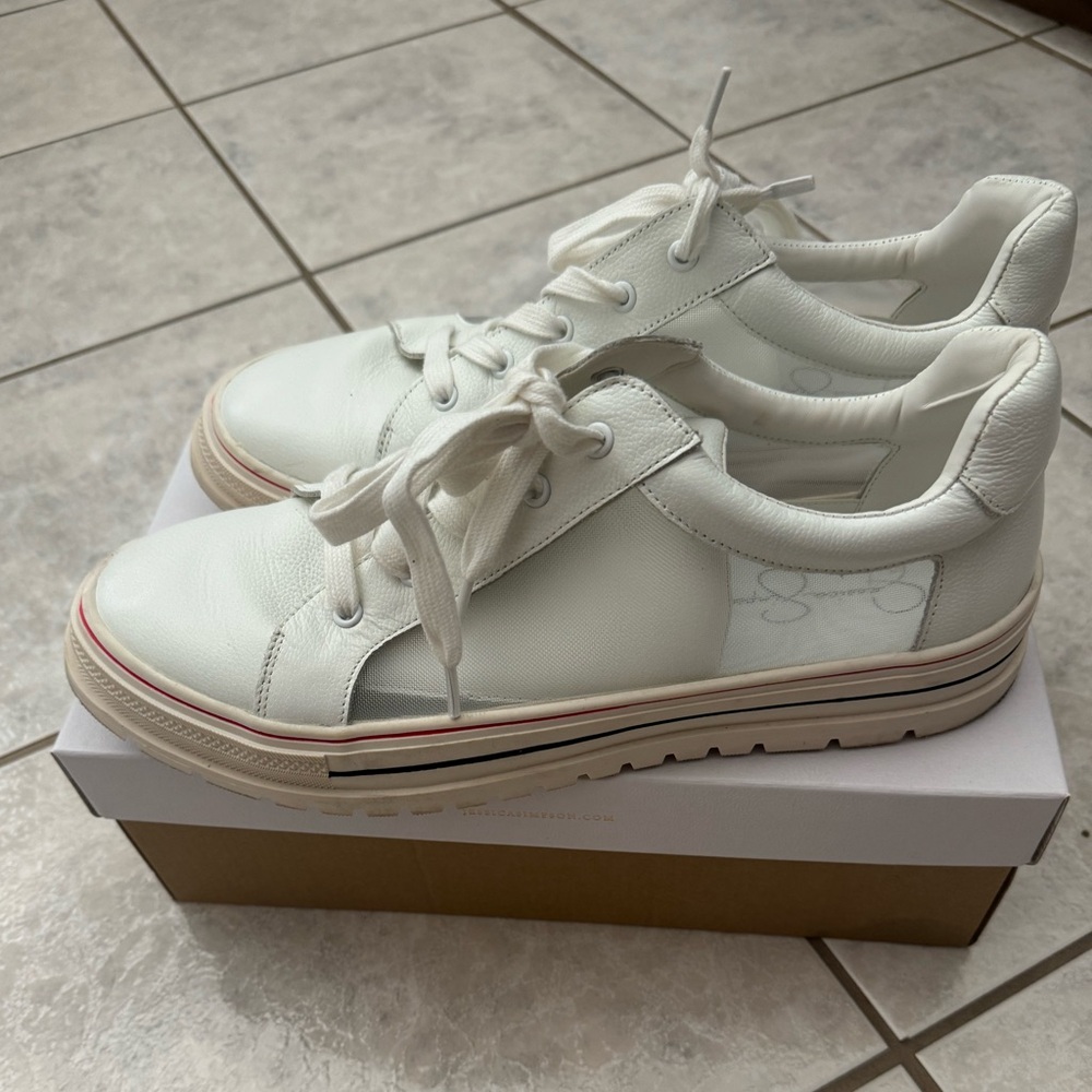Jessica Simpson white sneaks in good condition size 11